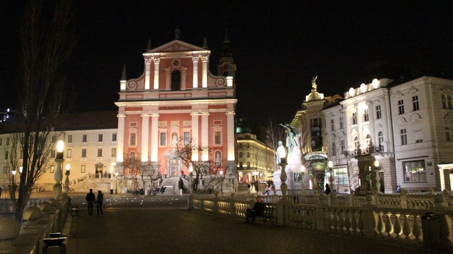 Full-Day Best of Slovenia Tour from Zagreb - Ljubljana: a compact capital with a short clock