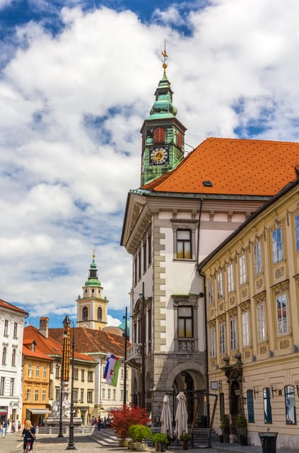 Ljubljana: 2h walking tour with local guide - Key points at a glance