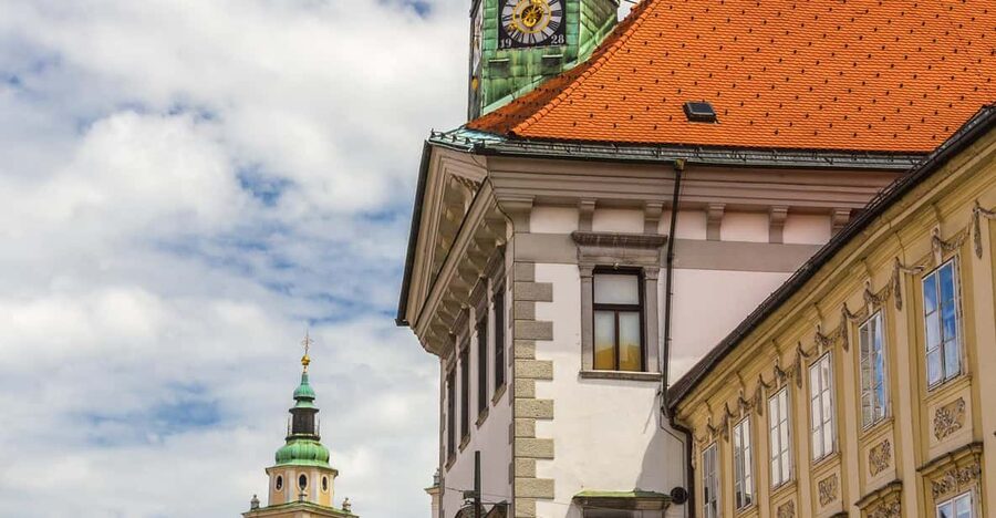 Ljubljana: 2h walking tour with local guide - Starting at Prešeren Square and Triple Bridge
