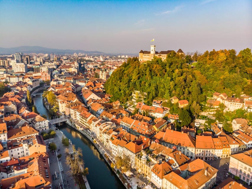 Ljubljana: 2h walking tour with local guide - Central Market and the Dragon Bridge