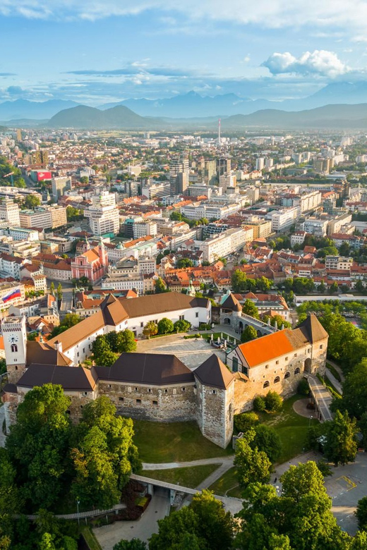 Ljubljana: 2h walking tour with local guide - What the guides do best