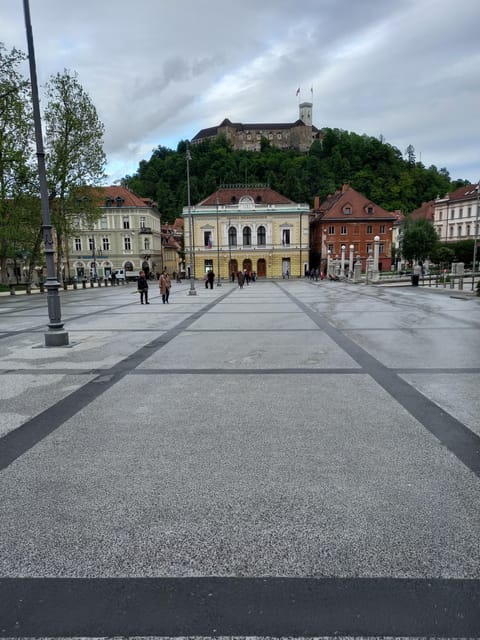 Ljubljana castle on foot :) con guida in italiano - Reaching Ljubljana Castle on foot