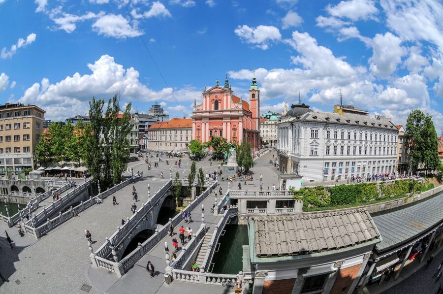 Ljubljana: Guided Walk & Funicular Ride to Ljubljana Castle - How the guides shape the experience