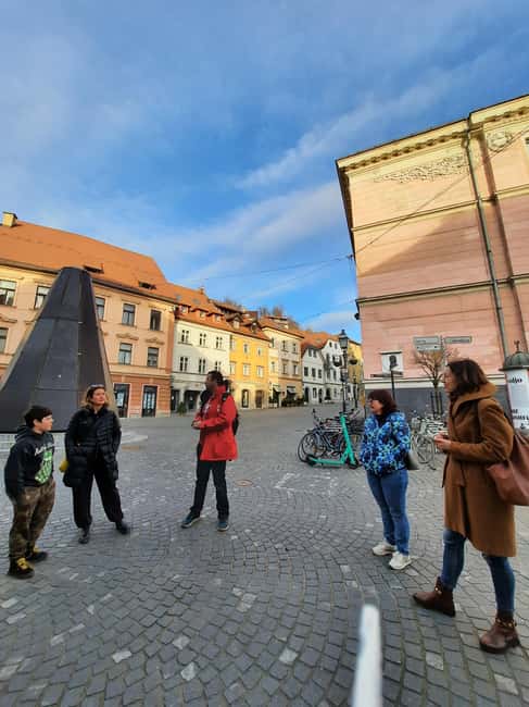 Ljubljana: Private tour to discover the city of dragons - Robba Fountain and the small details around it