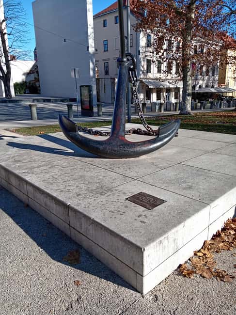 Ljubljana: Private tour to discover the city of dragons - Herkulov vodnjak and a less obvious stop