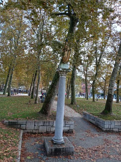 Ljubljana: Private tour to discover the city of dragons - Cobbler’s Bridge, Prešeren Square, and the market area