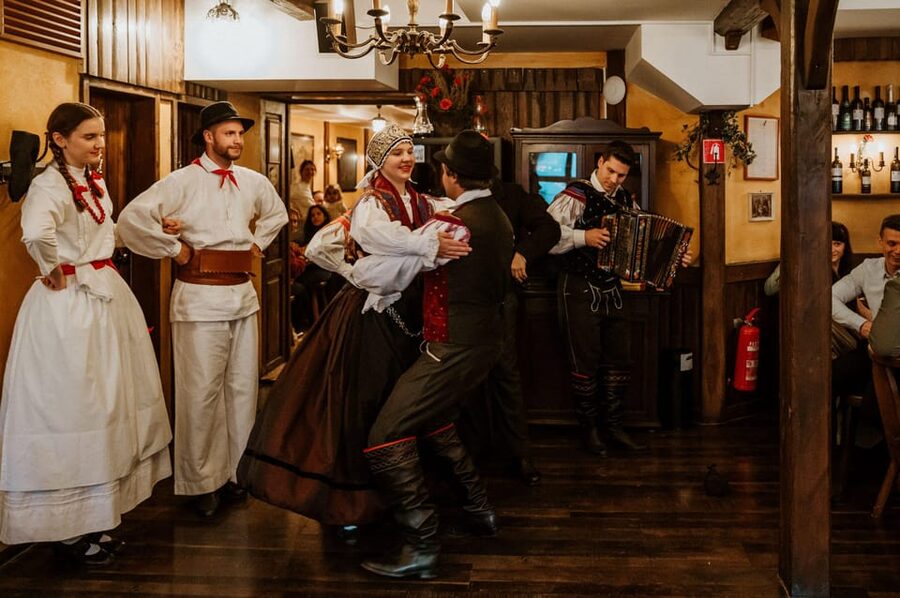 Ljubljana: Traditional Slovenian Dinner and Show - Traditional Games, Including Pouštertanc