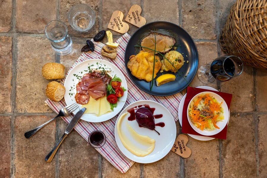 Ljubljana: Traditional Slovenian Dinner and Show - A Homemade Souvenir at the Door