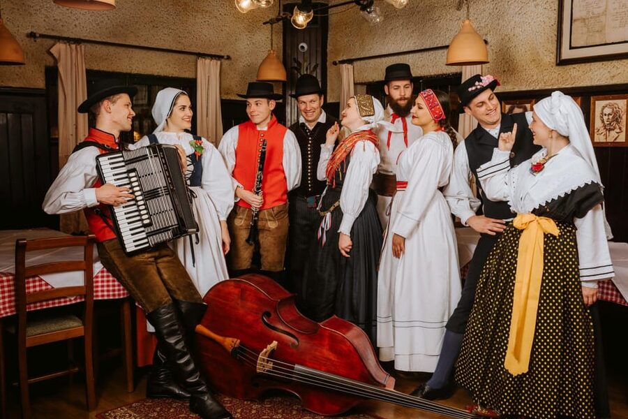 Ljubljana: Traditional Slovenian Dinner and Show - Arrival With Schnapps and Šklojce