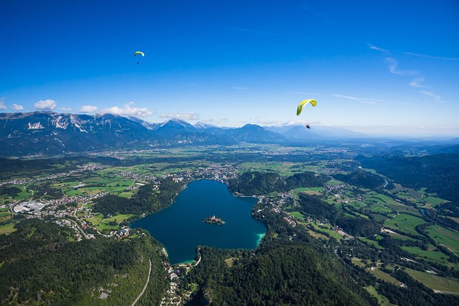 Paragliding Lake Bled - Preparing for tandem flight