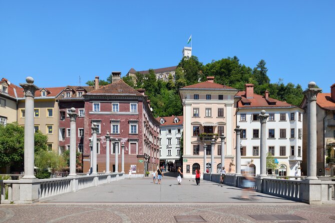 Private 3 hours walking Guided Immersion tour through Ljubljana - Mestni Trg and the Town Hall fountain