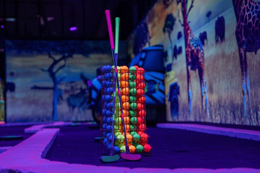 Woop! Glow golf: Ljubljana Btc City - Four Neon Rooms, One World Tour