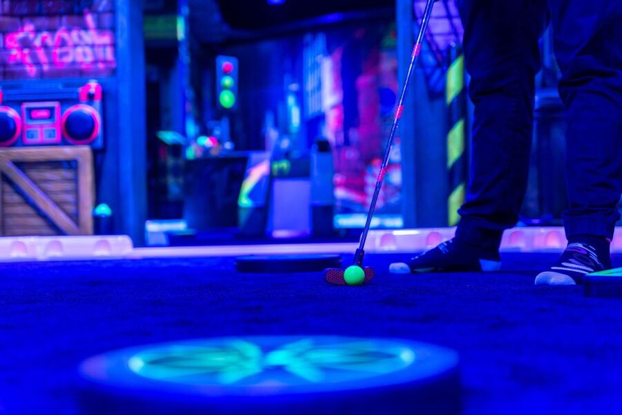 Woop! Glow Golf: Maribor - Fifteen holes through a neon city maze